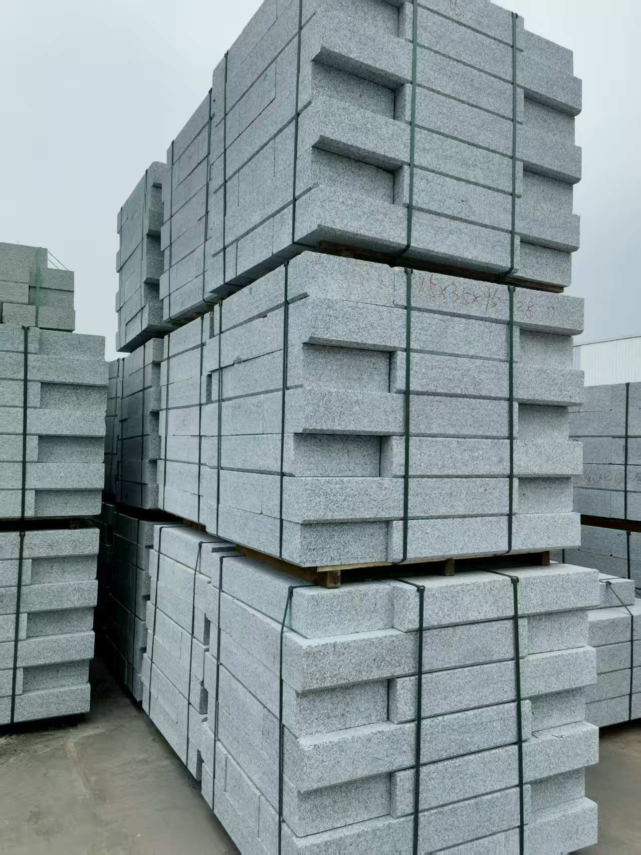 烟台 路沿石，板板正正的路沿石