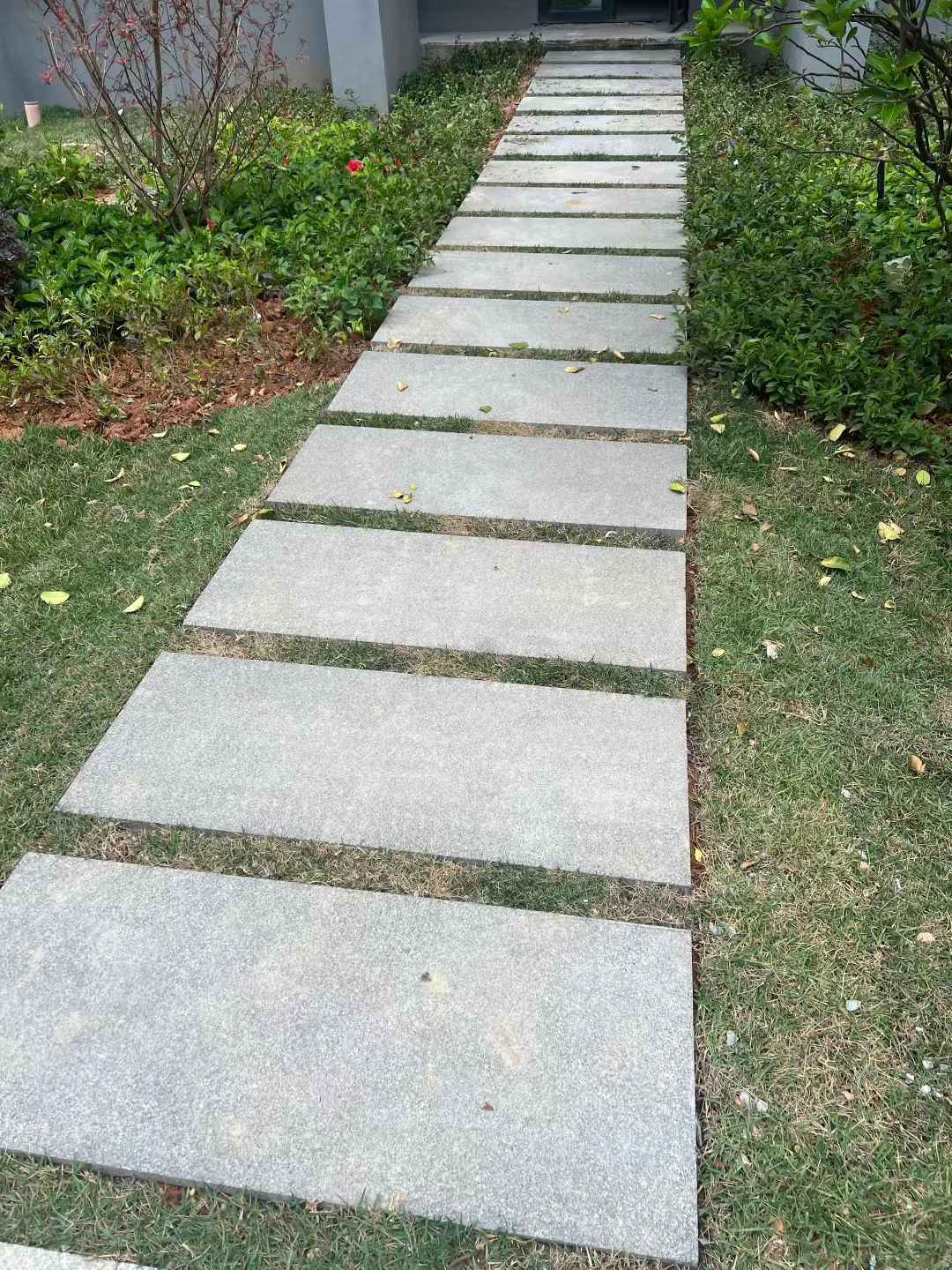 烟台 芝麻黑小区踏步、汀步石铺装效果