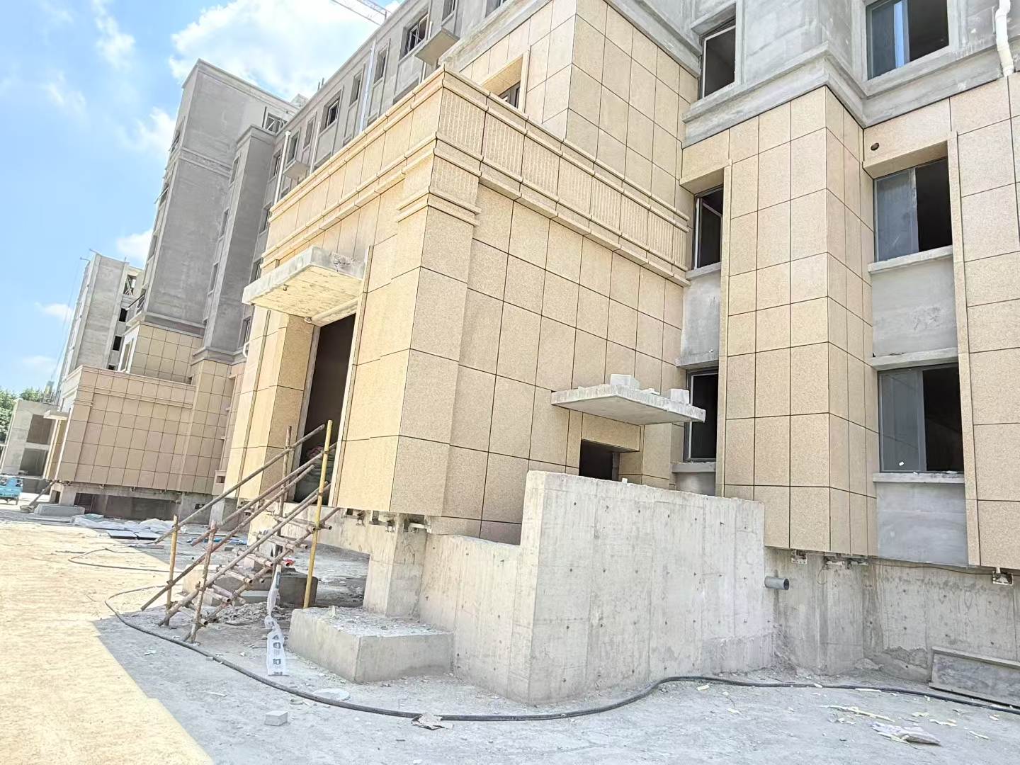 烟台 黄金麻干挂，工地实拍