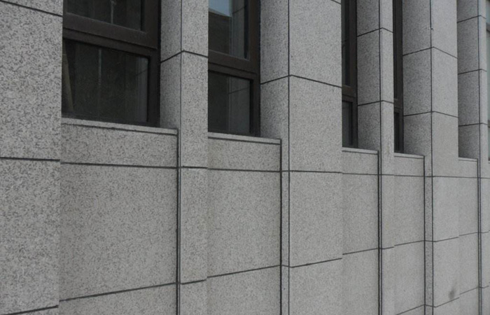 烟台芝麻灰外墙干挂石材及施工注意事项