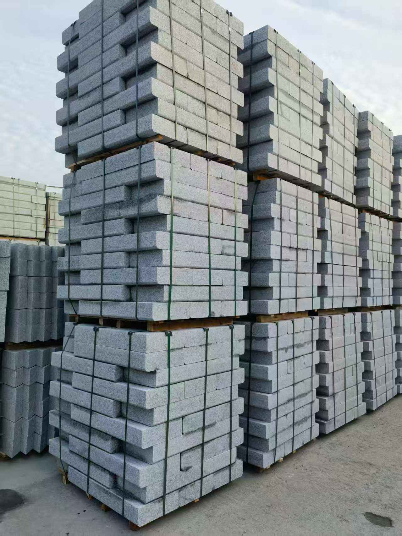 烟台 路沿石（路侧石），颜色一致，尺寸标准