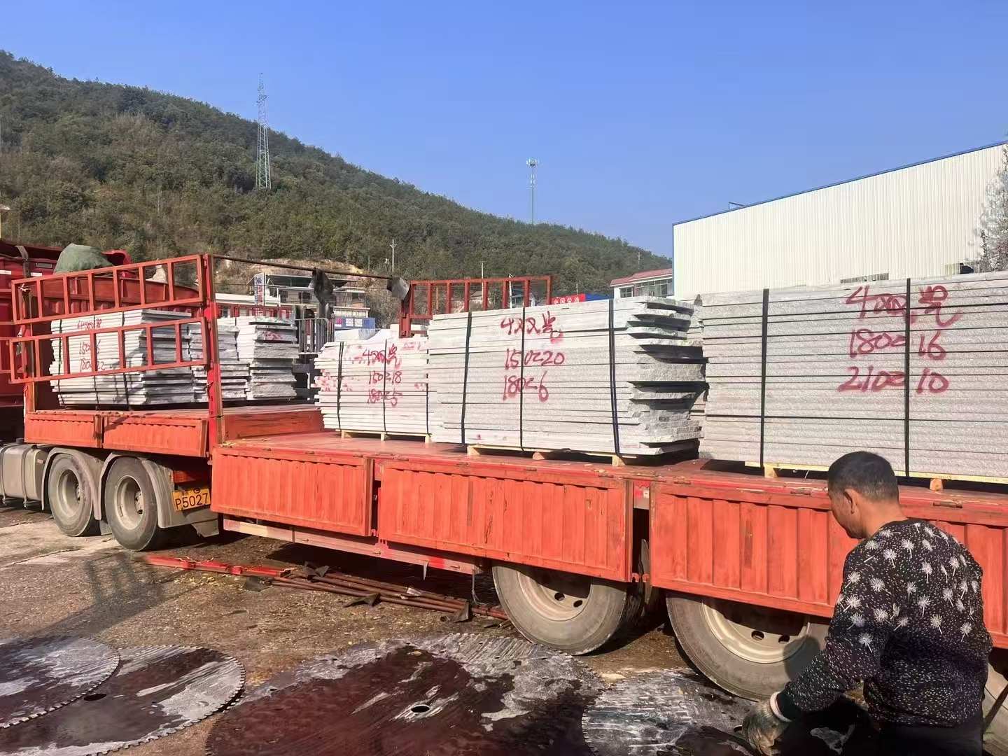 烟台 芝麻灰花岗岩光面毛板出货日常