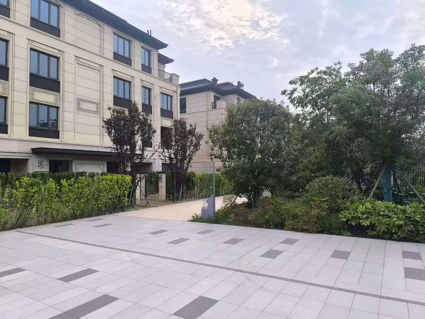 烟台 芝麻白与芝麻白搭配铺装，尺寸1200*600