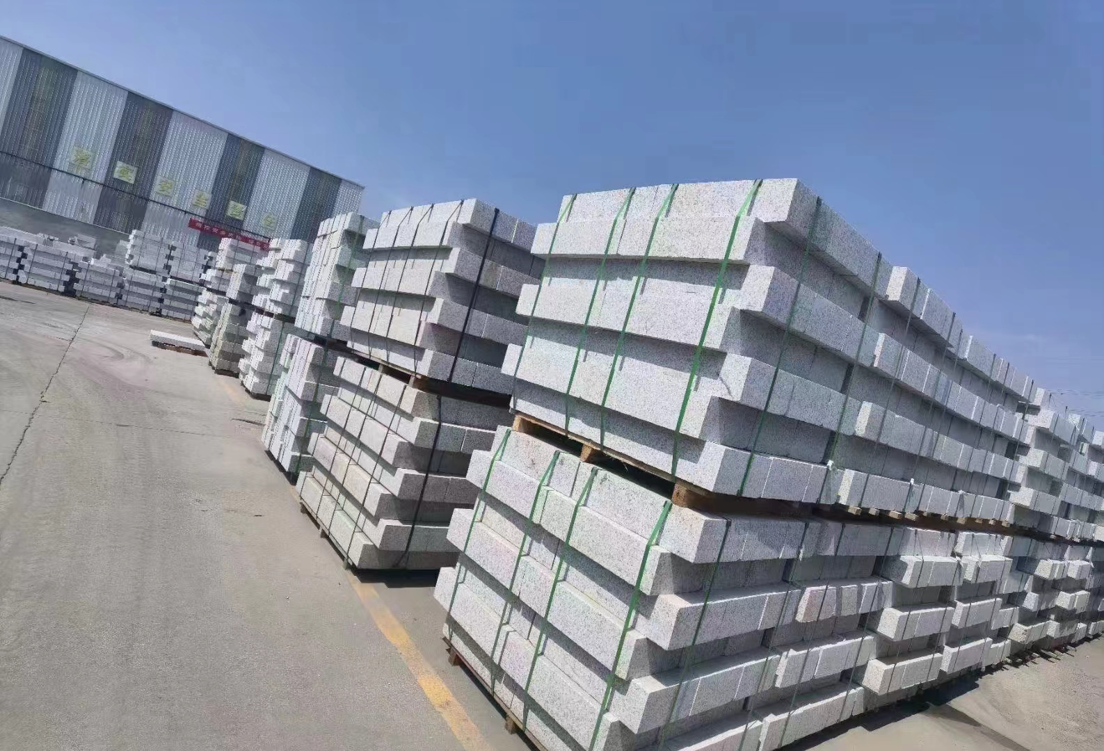 烟台芝麻白路沿石如何进行正确铺设